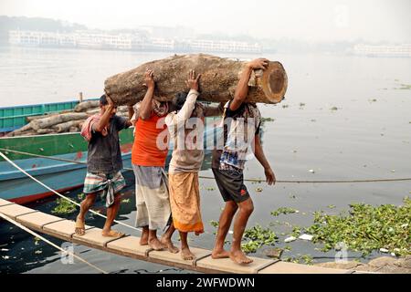 Dhaka, Bangladesch. Februar 2024. Arbeiter sortieren Holzscheite, die am 1. Februar 2024 von einem Boot am Ufer des Buriganga River in Dhaka entladen wurden. Foto: Habibur Rahman/ABACAPRESS.COM Credit: Abaca Press/Alamy Live News Stockfoto