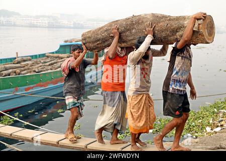 Dhaka, Bangladesch. Februar 2024. Arbeiter sortieren Holzscheite, die am 1. Februar 2024 von einem Boot am Ufer des Buriganga River in Dhaka entladen wurden. Foto: Habibur Rahman/ABACAPRESS.COM Credit: Abaca Press/Alamy Live News Stockfoto