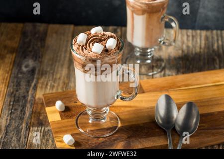 Trendiges Heißschokoladengetränk mit Milch und Kakao Stockfoto