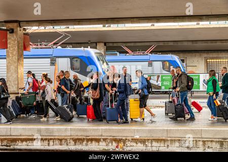 Bahnpassagiere auf dem Bahnsteig am Bahnhof Florenz Santa Maria Novella, Florenz, Italien Stockfoto