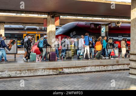 Bahnpassagiere auf dem Bahnsteig am Bahnhof Florenz Santa Maria Novella, Florenz, Italien Stockfoto