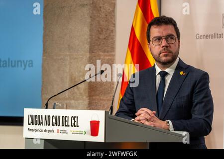 Februar, 01 2024 Barcelona, Spanienpolitik Barcelona- Notstand wegen Dürre in katalonien die Regierung der Generalitat verordnet einen Ausnahmezustand wegen Dürre in der Metropolregion und verhängt Beschränkungen, die mehr als 6 Millionen Menschen betreffen. Diese Beschränkungen werden sich auf alle Bereiche der Gesellschaft auswirken. Die Generalitat schätzt, dass Katalonien, wenn es nicht regnet, nur noch 15 Monate Wasserreserven hat.“ "El gobierno de la Generalitat decta el estado de emergencia por sequ&#xed;a en el área metropolitana, imponiendo stricciones que afectan a más de 6 millones Stockfoto