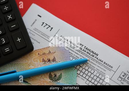 Indonesisches Steuerformular 1771 Körperschaftsteuerpflichtige jährliche Einkommensteuererklärung mit Stift liegt auf der Tabelle des Wirtschaftsprüfers Stockfoto