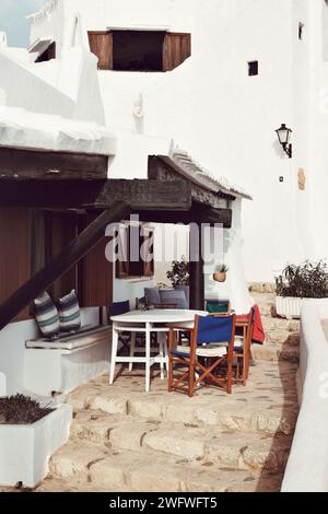 Kleine Terrasse von binibeca auf der spanischen Insel menorca am 6. august 2021 Stockfoto