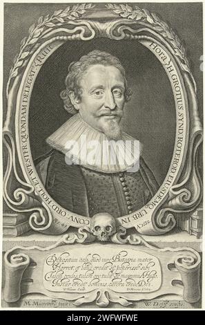 Porträt von Hugo de Groot im Alter von 49 Jahren, Willem Jacobsz Delff, nach Michiel Jansz van Mierevelt, 1632 Druck Porträt von Hugo de Groot im Alter von 49 Jahren, Bruststück in Ovalkartusche mit zwei Lauwerzweigen ausgezeichnet. Schädel und Kartusche mit lateinisch frisch unter Porträt. Delfter Papiergravur Porträt eines Schriftstellers Stockfoto