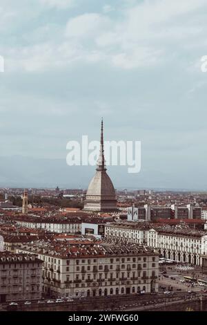 Aussichtspunkt mit Panoramablick auf das Zentrum von Turin in Italien am 8. Mai 2022 Stockfoto