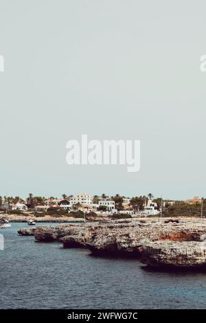 Cala Blanca Klippen auf Menorca in Spanien am 6. August 2021 Stockfoto