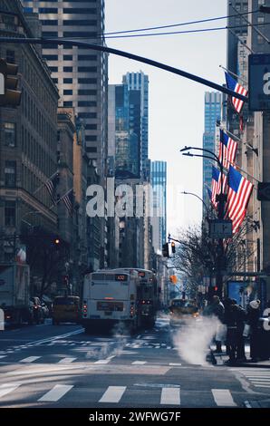 Geschäftige Straße in Downtown Manhattan in New York am 17. Februar 2020 Stockfoto