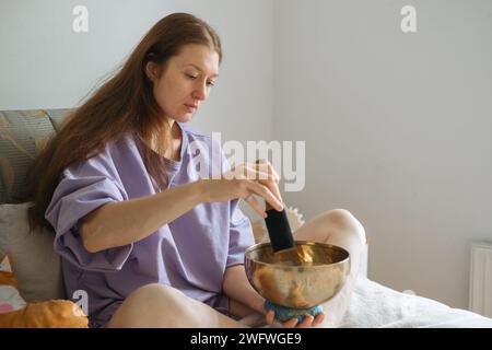 Frau Übt Die Singing Bowl Meditation Stockfoto