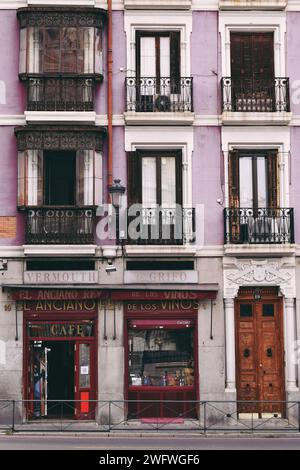 Gebäudefassade des Zentrums von Madrid in Spanien am 14. September 2021 Stockfoto