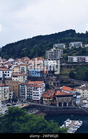Panoramablick auf die Stadt Mutriku im Baskenland in Spanien am 22. Juni 2021 Stockfoto