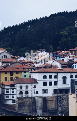 Panoramablick auf die Stadt Mutriku im Baskenland in Spanien am 22. Juni 2021 Stockfoto