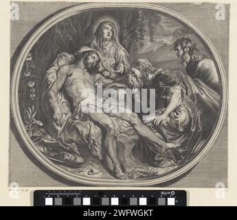 Bewening van Christus, anonym, nach Paulus Pontius, nach Anthony van Dyck, 1615–1691 Druck Maria sitzt unter einem Baum und schaut auf. Sie stützt das Haupt Christi, dessen Leichnam mit ihr auf einem Felsen liegt. Maria Magdalena Kusten Christi linke Hand und Johannes der Evangelist sind hinter ihr. Vorne links ein paar Passionswerkzeuge. Die Show ist in einem ovalen, gravierten Rahmen festgehalten. Niedere Länder, die den Körper Christi gravieren, unterstützt von Maria, andere anwesend Stockfoto