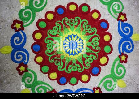 Rangoli-Designs für Diwali und alle indischen Festivals. Rangoli oder farbenfrohes Blumenmuster für das Hindi diwali Festival. Stockfoto