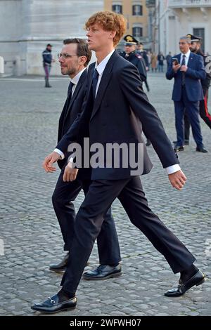 Der italienische Präsident Sergio Mattarella, rechts, schüttelt Spieler Jannik Sinner die Hand, als er am Donnerstag, 1. Februar 2024, im Präsidentenpalast Quirinale in Rom das Siegerteam des Davis-Tennispokals 2023 trifft. Stockfoto