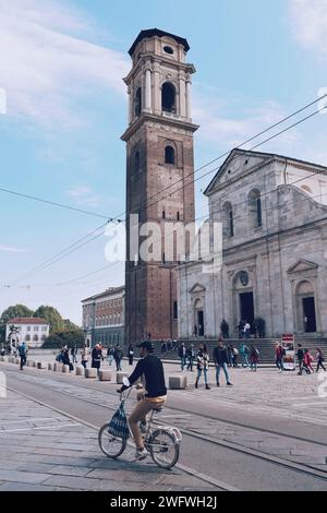 Radfahrer, der am 10. Mai 2022 durch das historische Zentrum von Turin in Italien spaziert Stockfoto