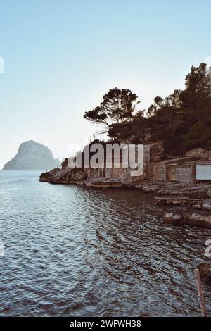 Sonnenuntergang in Cala d'hort auf Ibiza in Spanien am 15. Februar 2021 Stockfoto