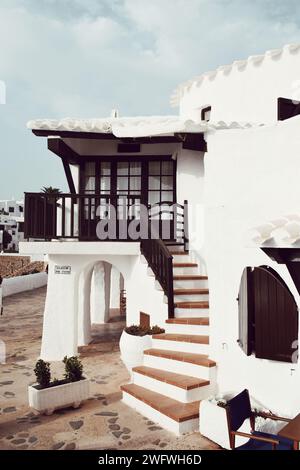 Altes Haus in der Stadt binibeca auf menorca in spanien am 6. august 2021 Stockfoto