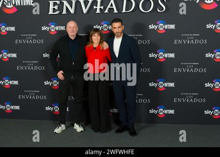 Juan Jose Campanella, Marta Etura und Miguel Angel Silvestre posierten beim Fotoaufruf der SkyShowtime Original-Serie Los Enviados während des Medienereignisses im Hotel Urso, Madrid, am 24. Januar 2024 Stockfoto