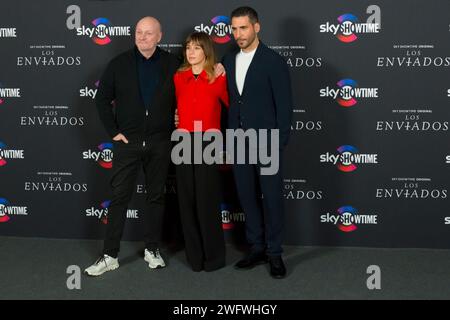 Juan Jose Campanella, Marta Etura und Miguel Angel Silvestre posierten beim Fotoaufruf der SkyShowtime Original-Serie Los Enviados während des Medienereignisses im Hotel Urso, Madrid, am 24. Januar 2024 Stockfoto