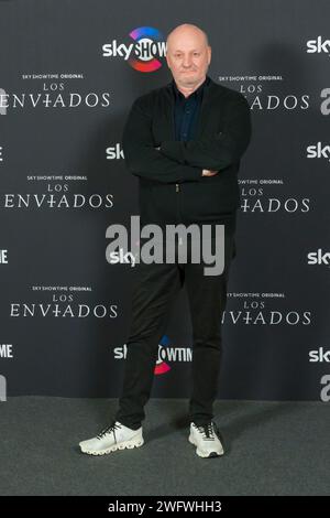 Juan Jose Campanella posierte beim Fotoaufruf der SkyShowtime Original-Serie Los Enviados während der Medienveranstaltung im Hotel Urso, Madrid, Spanien, am 24. Januar 2024 Stockfoto