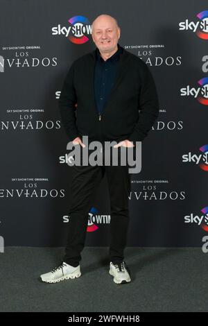 Juan Jose Campanella posierte beim Fotoaufruf der SkyShowtime Original-Serie Los Enviados während der Medienveranstaltung im Hotel Urso, Madrid, Spanien, am 24. Januar 2024 Stockfoto