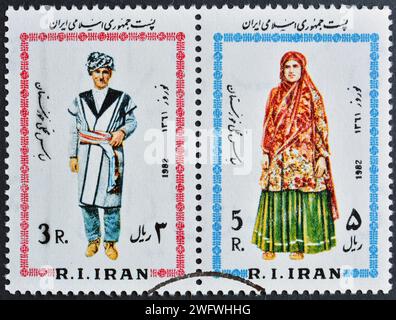 Gestempelte Briefmarke, gedruckt vom Iran, auf der Männer- und Frauenkostüme, Provinz Khuzestan, um 1982 zu sehen sind. Stockfoto