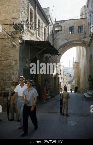 1958, historisch, tagsüber und Blick auf den Central Ecce Homo Arch auf der Via Dolorosa Station of the Cross in Old Jerusalem, Israel. Auf dem Bild sehen wir zwei Wachen, jordanische Soldaten, einer trägt einen Sonnenhut und hält ein Gewehr, Stockfoto