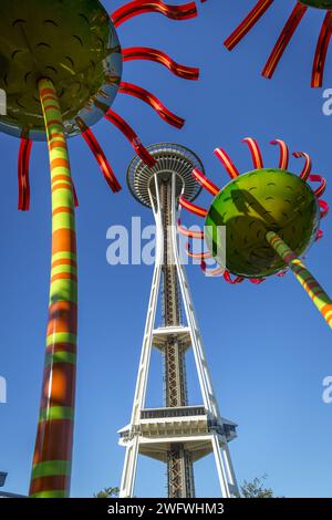 SEATTLE, WA - 28. JULI 2017: Die legendäre Space Needle von Seattle wurde für die Weltausstellung 1962 gebaut und ist eines der bekanntesten Wahrzeichen der Welt Stockfoto