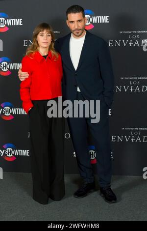 Marta Etura und Miguel Angel Silvestre posierten beim Fotoaufruf der SkyShowtime Original-Serie Los Enviados während des Medienereignisses im Hotel Urso, Madrid, am 24. Januar 2024 Stockfoto