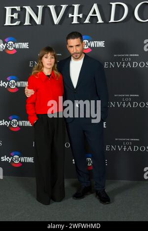 Marta Etura und Miguel Angel Silvestre posierten beim Fotoaufruf der SkyShowtime Original-Serie Los Enviados während des Medienereignisses im Hotel Urso, Madrid, am 24. Januar 2024 Stockfoto