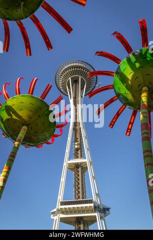 SEATTLE, WA - 28. JULI 2017: Die legendäre Space Needle von Seattle wurde für die Weltausstellung 1962 gebaut und ist eines der bekanntesten Wahrzeichen der Welt Stockfoto