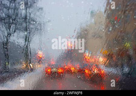 Schlechte Sicht durch die Windschutzscheibe bei Regen und Schnee, München, Bayern, Deutschland, Europa Stockfoto