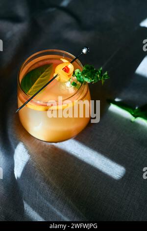 Sommer erfrischendes Grapefruitgetränk oder alkoholischer Cocktail mit Grapefruitscheiben, Eis und Kräutern. Zitrusentgiftungsgetränk. Stockfoto