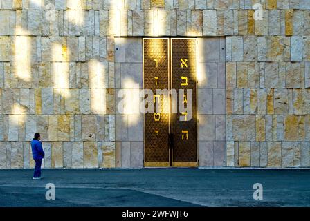 Mann vor dem Eingang der Hauptsynagoge Ohel Jakob am St.-Jakobs-Platz in München, Bayern, Deutschland, Europa Stockfoto