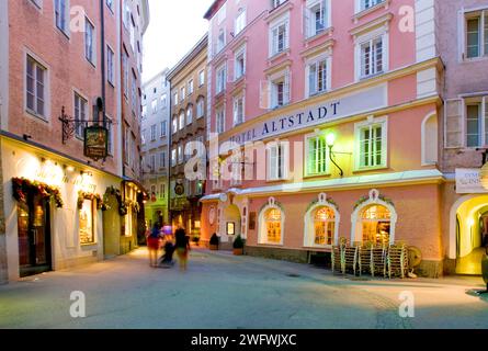 Judengasse am Abend, Salzburg, Österreich Stockfoto