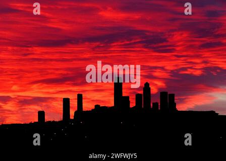 Silhouette der Geschlechtertürme von San Gimignano vor dramatischen roten Wolken bei Sonnenuntergang, Toskana, Italien, Europa Stockfoto