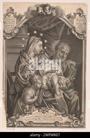 Maria mit Kind, daneben Joseph und Johannes de Boper, Paul Friedrich Engelbrecht, 1729–1776 drucken um drei Kartuschen mit Teilen aus Kantaten von Claudio Monteverdi. Augsburger Papiergravur bestimmter Madonnentypen mit anderen. Johannes der Täufer; mögliche Attribute: Buch, Schilfkreuz, Taufbecher, Wabe, Lamm, Personal - frühes Leben des männlichen heiligen. Der Pflegevater Christi, Joseph von Nazareth, Ehemann Mariens; mögliche Attribute: Blütenstab oder Stab, Lilie, Zimmermannswerkzeuge. Cherubs, d. h. Kinderköpfe mit Flügeln. rocaille-Ornament. (Vorgetäuscht) Bildvorhang Stockfoto