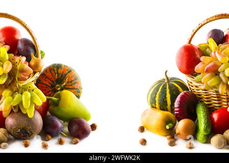 Set aus Gemüse und Früchten in einem Korb, isoliert auf weißem Hintergrund. Es ist freier Platz für Text vorhanden. Collage. Stockfoto