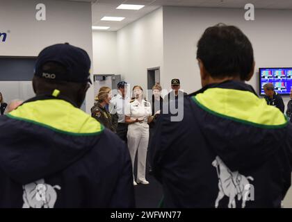 QUEENS, NY (2. September 2023) ADM Shoshana Chatfield, Capt. (Rev.) Und JoEllen Oslund, sprechen Sie während einer Führung durch die Einrichtungen vor den Mitarbeitern der US Open. Die United States Tennis Association war Gastgeber von RADM Shoshana Chatfield, Kapitän (Rev.) JoEllen Oslund, Lt. Julia Baily und Lt. Audrey Mackovjak sowie Veteranen der Armee und der Marines beim 12. Jährlichen Lt. Joe Hunt Military Appreciation Day und zum Gedenken an 50 Jahre Frauen in der Marineflugzeuge. Lt. Hunt, der 1943 die US-Staatsbürger gewann, während er von der Navy beurlaubt war, wurde im Dienst getötet, als sein Kampfflugzeug in die Atlantic O stürzte Stockfoto