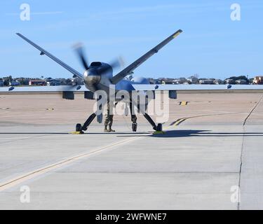 Ein Mitglied der 147th Attack Wing Aircraft Maintenance Squadron bereitet am 10. Januar 2024 einen MQ-9 Reaper für den Start am Scholes International Airport in Galveston vor. Der Wing testete die Start- und Bergungsoperationen am internationalen Flughafen Scholes in Galveston als Teil seines innovativen Ansatzes für das Konzept der Agile Combat Employment. Stockfoto