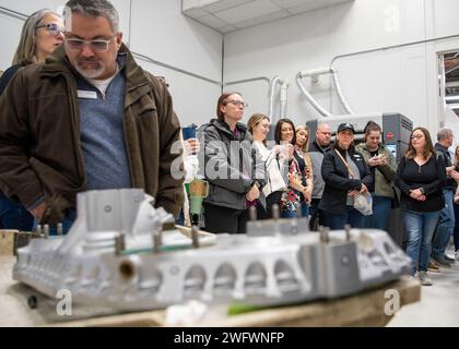 TINKER AIR FORCE BASE, OKLAV. — Die Mitglieder des Leadership Moore-Programms erhalten während ihrer Tour durch die Tinker Air Force Base, Oklahoma, 11. Januar, ein Briefing über den Bereich Prozess, Reparatur, Betrieb und kritische Werkzeuge im Luftlogistikkomplex Oklahoma City. Leadership Moore ist ein von der Handelskammer von Moore organisiertes Programm, das Führungskräften aus Wirtschaft, Regierung und gemeinnützigen Sektoren die Möglichkeit bietet, das innere Funktionieren ihrer Gemeinschaft und die Herausforderungen der Region zu entdecken. Stockfoto