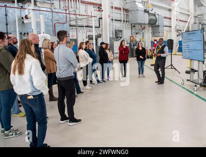 TINKER AIR FORCE BASE, OKLAV. — Gene Harris, ziviler Leiter der 568th Aircraft Maintenance Squadron am Oklahoma City Air Logistics Complex, informiert Mitglieder von Leadership Moore über die Wartungsverfahren auf Depot-Ebene für die KC-46-Flugzeuge während ihrer Tour auf der Tinker Air Force Base, Oklahoma, 11. Januar. Leadership Moore ist ein von der Handelskammer von Moore organisiertes Programm, das Führungskräften aus Wirtschaft, Regierung und gemeinnützigen Sektoren die Möglichkeit bietet, das innere Funktionieren ihrer Gemeinschaft und die Herausforderungen der Region zu entdecken. Stockfoto