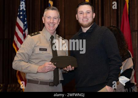 Generalmajor Dan Degelow der Indiana National Guard zeigt seine Garnisonmütze mit zwei Sternen an der Seite seines Sohnes Logan während einer Aufstiegszeremonie im Stout Field am Samstag, den 20. Januar 2024. Stockfoto