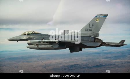 Ein F-16-Kampfflugzeug der US-Luftwaffe, das der 309th Fighter Squadron und F-35A Lightning II der 61st Fighter Squadron zugeordnet ist, fliegen am 19. Januar 2024 in Formation über der Luke Air Force Base in Arizona. Die F-35A ist die jüngste fünfte Generation der US Air Force und soll die alternde Flotte der F-16 Fighting Falcons und A-10 Thunderbolt II ersetzen, die seit über 20 Jahren das primäre Kampfflugzeug sind. Die Flugoperationen bei Luke AFB tragen zur Weiterentwicklung des Trainings bei und produzieren Missionskommandos fokussierte US-, Verbündete und Partner-Airmen, um den Kampf zu führen Stockfoto