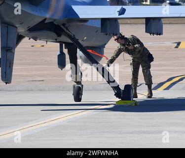 Ein Mitglied der 147th Attack Wing Aircraft Maintenance Squadron bereitet am 10. Januar 2024 einen MQ-9 Reaper für den Start am Scholes International Airport in Galveston vor. Der Wing testete die Start- und Bergungsoperationen am internationalen Flughafen Scholes in Galveston als Teil seines innovativen Ansatzes für das Konzept der Agile Combat Employment. Stockfoto