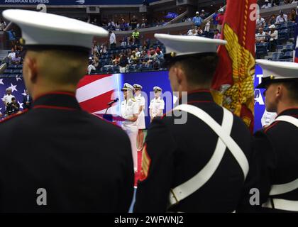 QUEENS, NY (2. September 2023) RADM Shoshana Chatfield spricht im Arthur Ashe Stadium an. Die United States Tennis Association war Gastgeber von RADM Shoshana Chatfield, Kapitän (Rev.) JoEllen Oslund, Lt. Julia Baily und Lt. Audrey Mackovjak sowie Veteranen der Armee und der Marines beim 12. Jährlichen Lt. Joe Hunt Military Appreciation Day und zum Gedenken an 50 Jahre Frauen in der Marineflugzeuge. Lt. Hunt, der 1943 die US-Staatsangehörigen gewann, während er von der Navy beurlaubt war, wurde im Dienst getötet, als sein Kampfflugzeug 1945 in den Atlantik stürzte. Stockfoto