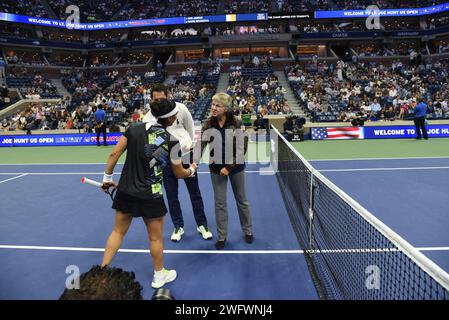 QUEENS, NY (2. September 2023) Capt. (Rev.) JoEllen Oslund schüttelt Ons Jabeur die Hand, bevor er eine Münze wirft, um zu bestimmen, welcher Spieler zuerst dienen wird. Die United States Tennis Association war Gastgeber von RADM Shoshana Chatfield, Kapitän (Rev.) JoEllen Oslund, Lt. Julia Baily und Lt. Audrey Mackovjak sowie Veteranen der Armee und der Marines beim 12. Jährlichen Lt. Joe Hunt Military Appreciation Day und zum Gedenken an 50 Jahre Frauen in der Marineflugzeuge. Lt. Hunt, der 1943 die US-Staatsangehörigen gewann, während er von der Navy beurlaubt war, wurde im Dienst getötet, als sein Kampfflugzeug in die A stürzte Stockfoto