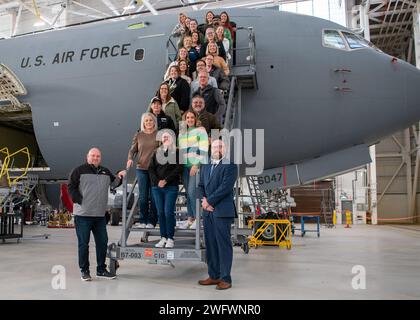 TINKER AIR FORCE BASE, OKLAV. — Mitglieder von Leadership Moore posieren für ein Foto vor einem Flugzeug der KC-46 im Oklahoma City Air Logistics Complex während ihrer Tour durch die Tinker Air Force Base, Oklahoma, 11. Januar. Leadership Moore ist ein von der Handelskammer von Moore organisiertes Programm, das Führungskräften aus Wirtschaft, Regierung und gemeinnützigen Sektoren die Möglichkeit bietet, das innere Funktionieren ihrer Gemeinschaft und die Herausforderungen der Region zu entdecken. Stockfoto