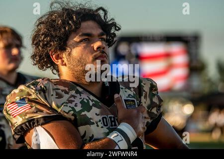 Fußballspieler der Watkins Memorial High School tragen Tarntrikots der Ohio Army National Guard während ihres Spiels gegen die Teays Valley High School am 1. September 2023 in Pataskala, Ohio. Die Operation Buckeye Guard der Ohio Army National Guard bietet Trikots, einen Tunnel und eine Rauchmaschine für High School Football-Abende im Bundesstaat. Stockfoto